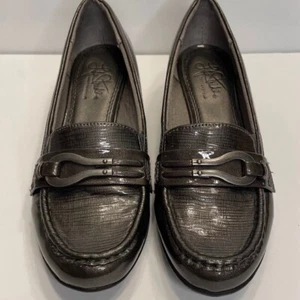 Life Stride Women's Shoes Size 8 Loafer Gray Shiny  Pewter Buckle Flex - Picture 1 of 13