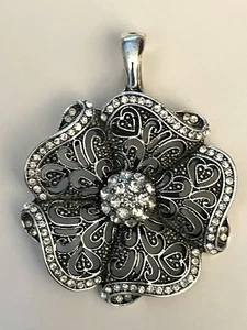 Wunderschöner silberfarbener filigraner Blumen Statement Anhänger mit Strass - Bild 1 von 3