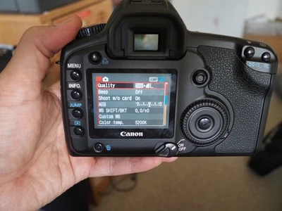 Canon EOS 5D Classic con lente EF 40 mm Foto 1 de 4