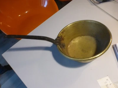 très Ancienne très grands louche en laiton manche fer forgé - Photo 1/4