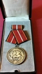 Antigua medalla al mérito de la RDA del NVA en plata 900 - Imagen 1 de 5