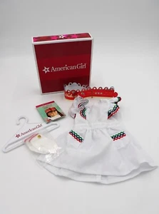 Abito vestito compleanno AMERICAN GIRL Molly’s Party Pinafore/Crown nuovo con scatola - Foto 1 di 6