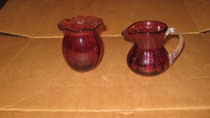 2er Set Pilgrim Glas Cranberry Milchkännchen und Vase. Top. Beschreibung lesen - Bild 1 von 4