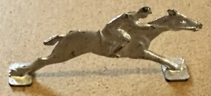 Figura pequeña de peltre o plata de caballo de carreras - Imagen 1 de 4