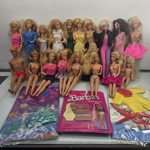 Lote de 18 muñecas Barbie vintage Barbie y Ken Mattel y ropa surtida - Imagen 1 de 22