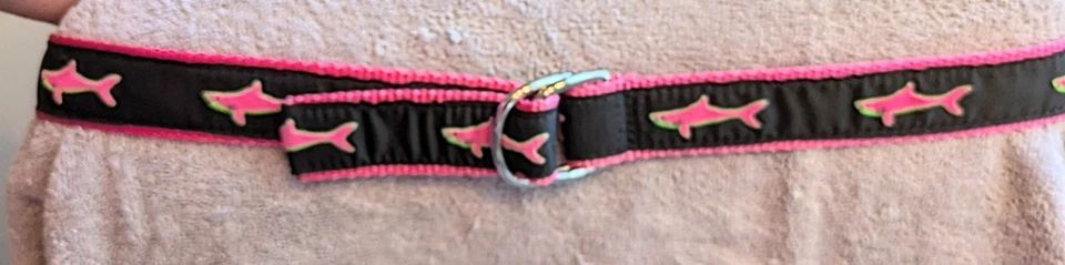 Cinturón Eliza B Talla MED Bordado Tela Tiburón 40” Cuero Hombre Ltd Rosa/Negro/Lima Foto 1 de 4