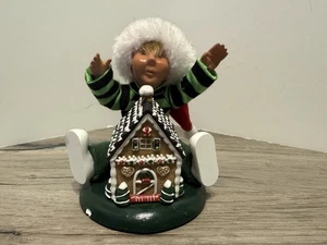 Byers Choice Weihnachten Kleinkind Junge mit Lebkuchenhaus Figur Puppe - Bild 1 von 7