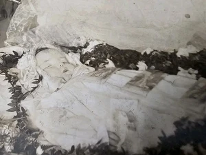 Antique Post-Mortem Baby Child Casket Funeral Cabinet Card Photo Funeralia - Picture 1 of 4