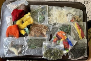 Großes Fliegenfischen Bindepaket Materialien Federn und Haare. - Bild 1 von 13