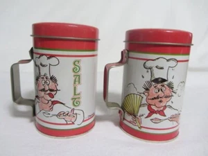 VINTAGE HOLLINGER MASTER CHEF COOKING TIN WITH HANDLES SALT & PEPPER SHAKERS - Picture 1 of 4
