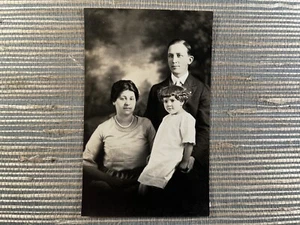 RPPC Studio Portrait Familie Mutter Vater kleines Mädchen Echt Foto Postkarte - Bild 1 von 2