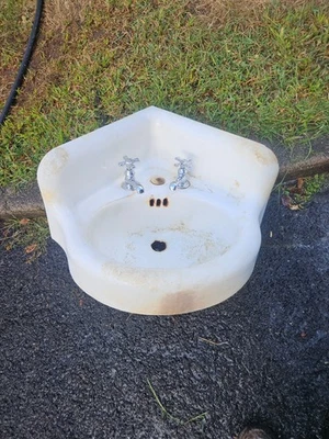 Antiguo grifo de lavabo de esquina de baño de porcelana de hierro fundido de colección de los años 30 16" X 16" X 10" Foto 1 de 4
