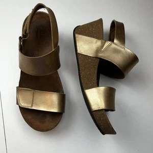 Clarks Sandals Women’s 8 M Gold Auriel Fin Wedge Cork Heel Strappy Comfort Shoes - Picture 1 of 10