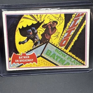 1966 Topps Batman #44A Batman on Broadway Red Bat Puzzle Back - Imagen 1 de 6