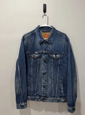 Levi's 72334 Men Dark Blue Wash Denim Trucker Jean Jacket Size Large - Image 1 of 3