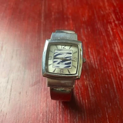 Reloj Chico's Mujer Tono Plateado Cebra Bisagras Puño Banda Necesita Batería No Probado Foto 1 de 4