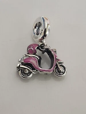 CHARME PENDURADO AUTÊNTICO PANDORA ROSA SCOTTER #791057C01 - Imagem 1 de 4