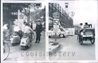 1955 People on Motor Scooters panneaux de rue bilingues à Tokyo Japon photo de presse