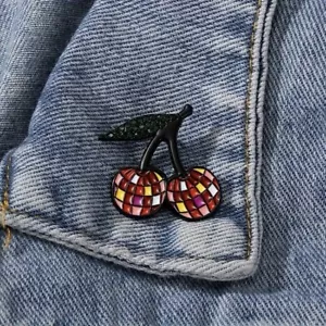 Discokugel Kirschen Emaille Pin - Spiegelkugel Spiegelkugel Obst auf der Tanzfläche - Bild 1 von 6