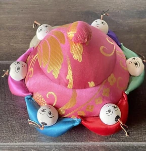 Chinesische asiatische Nadel Kissen Nähen Aufbewahrungsbox rosa Seide Kinder halten Hände - Bild 1 von 12