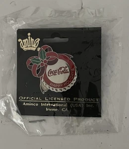 Prendedor de solapa tapa botella Aminco Coca-Cola Felices Fiestas Navidad Nuevo de Lote Antiguo 1997 Nuevo en paquete - Imagen 1 de 5