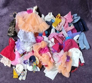 Lotto 75+ pezzi vintage vestiti bambola Barbie anni 70 80 90 abiti top pantaloni ecc  - Foto 1 di 6