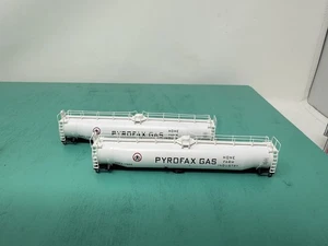 Atlas N - 33k Tank Car - No Trucks/ Package - Pyrofax Gas SHPX - Picture 1 of 3