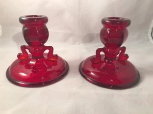 2 candelabros Fenton Dolphin Rubí rojo de una sola cónica base redonda flores en relieve - Imagen 1 de 12