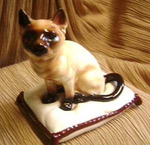 VINTAGE MADE IN JAPAN SIAMESE CAT SITTING ON PILLOW PORCELAIN FIGURINE - Picture 1 of 8