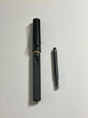 Pluma Estilográfica LAMY Safari Acero Negro Mate Plumín Fino + Tinta Negra Catridge SIN CAJA Foto 1 de 3