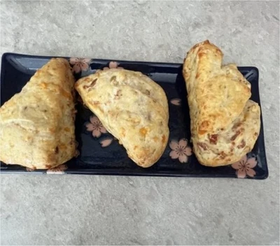 Bollos de tocino cheddar caseros Foto 1 de 4