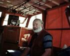 Auteur américain ERNEST HEMMINGWAY dans son bateau de pêche photo ancienne 8x10