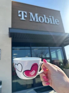 Taza de café rosa caliente T-Mobile Tuesdays edición especial Hearts 8 oz. Nueva edición limitada - Imagen 1 de 6