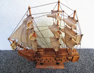 Sailing ship "H.M.S. Victory" desktop wood model - Picture 1 of 7