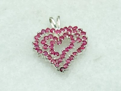 Colgante de corazón con racimo de rubí natural de plata de ley Foto 1 de 3