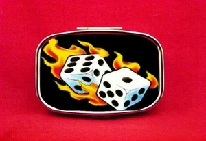 ROLLING DADE FLAMES FIRE CRAPS PILLOLA IN METALLO COME NUOVA CUSTODIA - Foto 1 di 1