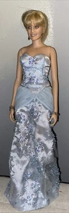 Gadco Vinyl Prinzessin Diana Puppe blau Eierschale Abendkleid mit Relikt ohne Schuhe - Bild 1 von 9