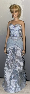 GADCO Vinilo Princesa Diana Muñeca Azul Cáscara de Huevo Vestido de Noche Con Reliquia Sin Zapatos Foto 1 de 4