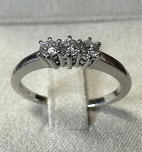 ANELLO TRILOGY ORO BIANCO 18 kt. CON DIAMANTI NATURALI TAGLIO BRILLANTE ct. 0,22 - Picture 1 of 3
