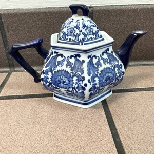 Beautiful Vintage Hexagonal Blue & White Porcelain Teapot Chinoiserie Style, EUC - Picture 1 of 7