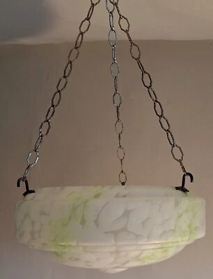 Lámpara de sombra de tazón verde y blanca de techo grande Art Deco década de 1930 Foto 1 de 4