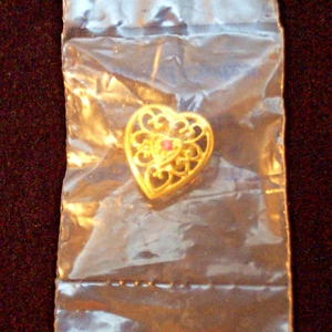 HARRIET CARTER GOLD RUBY HEART PIN 3/4" Still Sealed in Original Package - Picture 1 of 2
