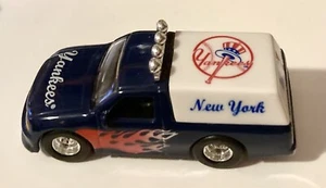 🏁 WHITE ROSE COLLECTION New York Yankees Team 1999 Ford Pickup Truck 1:64 🏁 - Picture 1 of 8