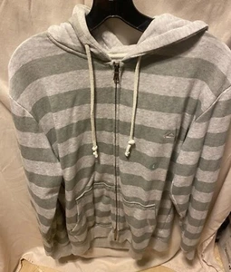 SUDADERA CON CAPUCHA QUIKSILVER PARA HOMBRE GRIS CON RAYAS GRIS OSCURO L/S LOGOTIPO BLANCO NUEVO $59 - Imagen 1 de 2