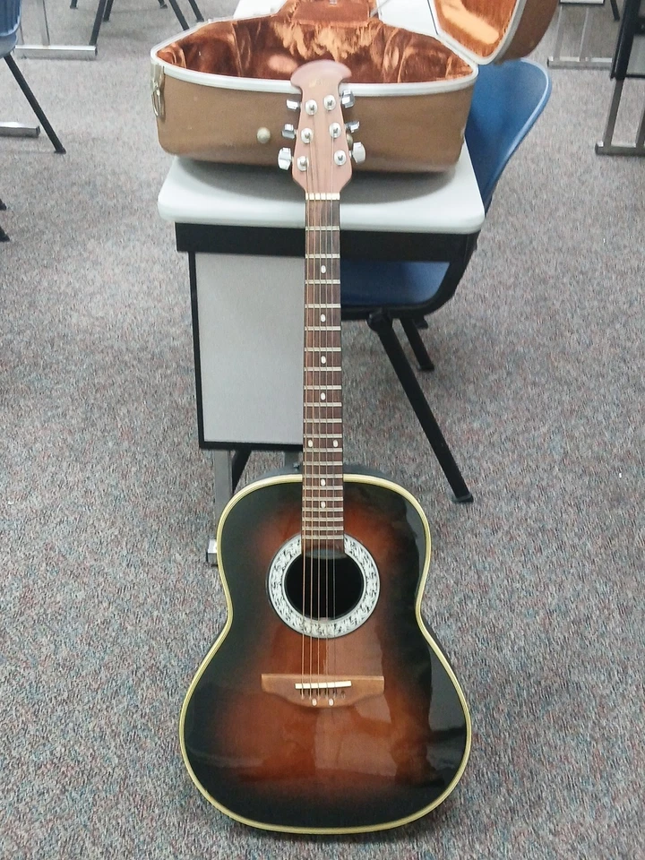 Винтажная акустическая гитара Ovation знаменитости с жестким чехлом - Изображение 1 из 4