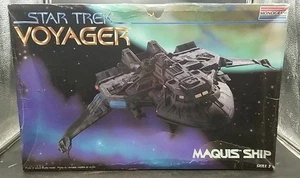 Monogram Star Trek Voyager Marquis Schiffsmodellbausatz 3605 1995 + Customization Kit - Bild 1 von 8