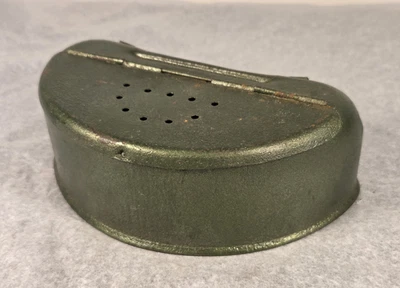 Caja contenedor de cebo vivo de pesca "Old Pal" de metal verde vintage con deflector para cinturón Foto 1 de 4