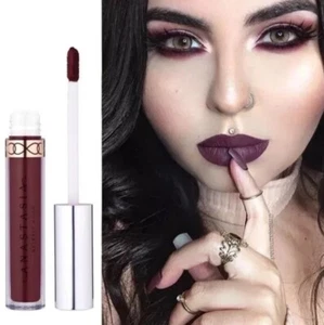 Lápiz labial líquido Anastasia Beverly Hills problemas de confianza. Lápiz labial granate borgoña - Imagen 1 de 3