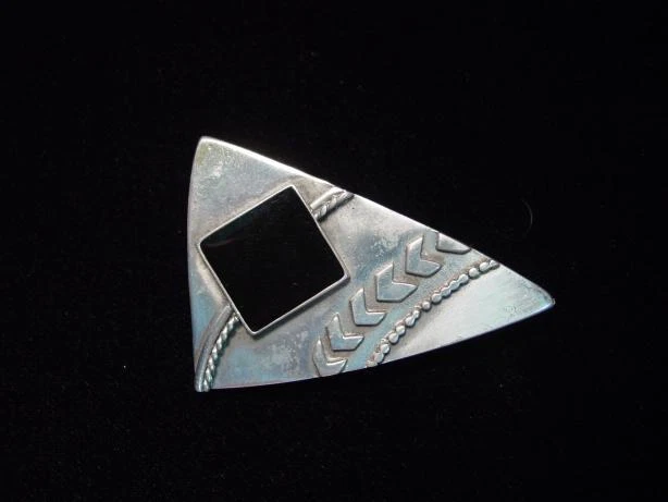 Prendedor de piedra negra con motivo indio egipcio peltre plata joyería jonette "JJ" Foto 1 de 1