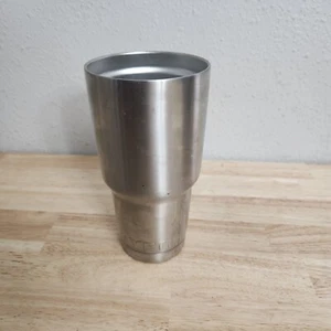 Bicchiere Yeti 30 oz Rambler senza coperchio colore grigio argento acciaio inox - Foto 1 di 4
